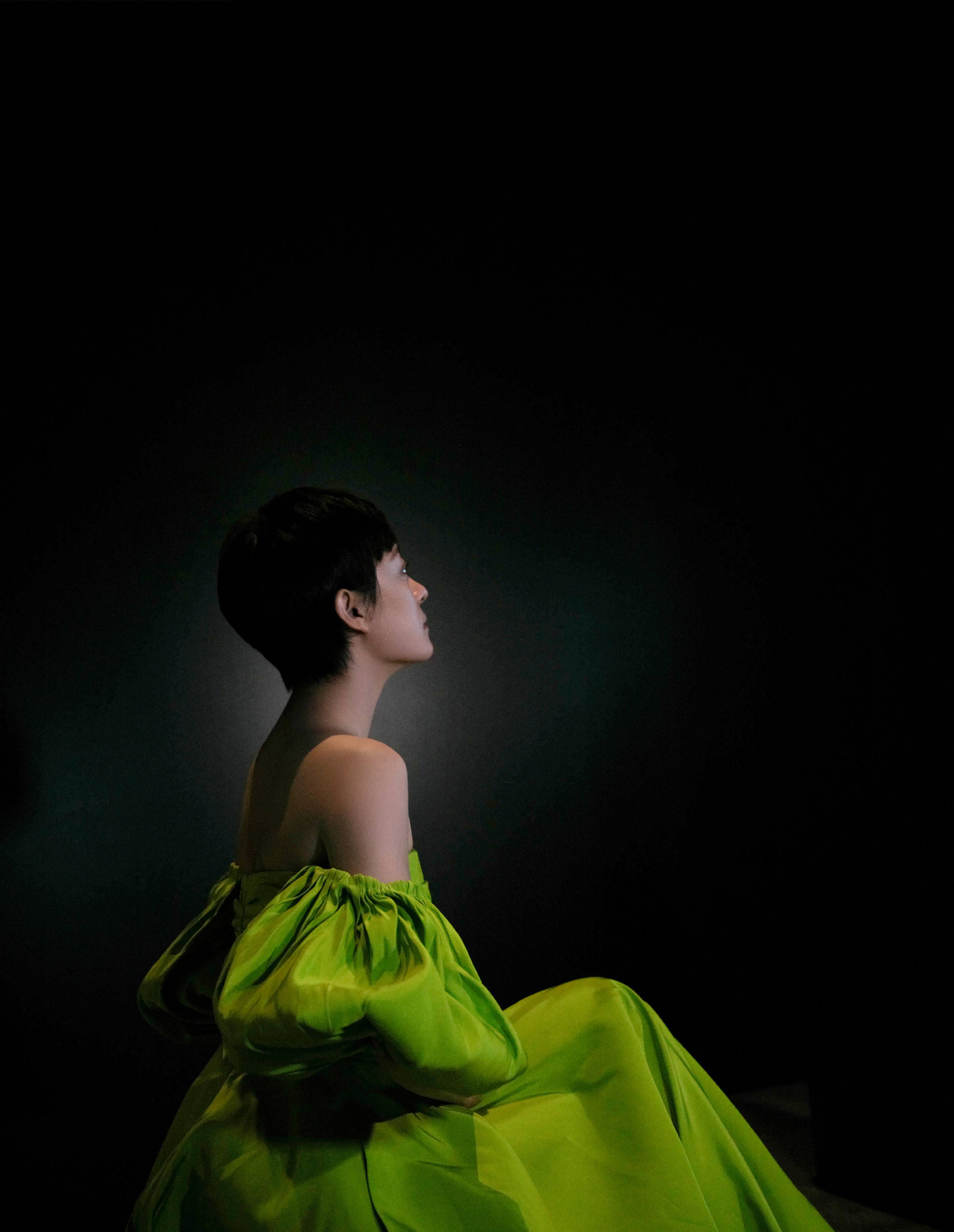 孙俪身穿荧光绿抹胸礼服亮相展露香肩秀性感美背