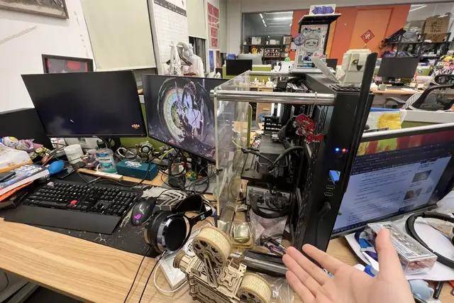 把灰尘放大几万倍后，我看到了彩色的世界