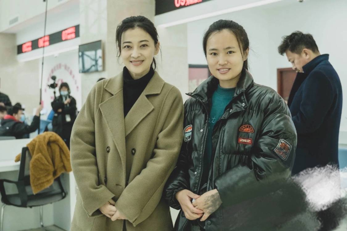 皱纹在乌镇偶遇梅婷合影，素颜眼纹多黑眼圈重，明星漂亮都是包装的！