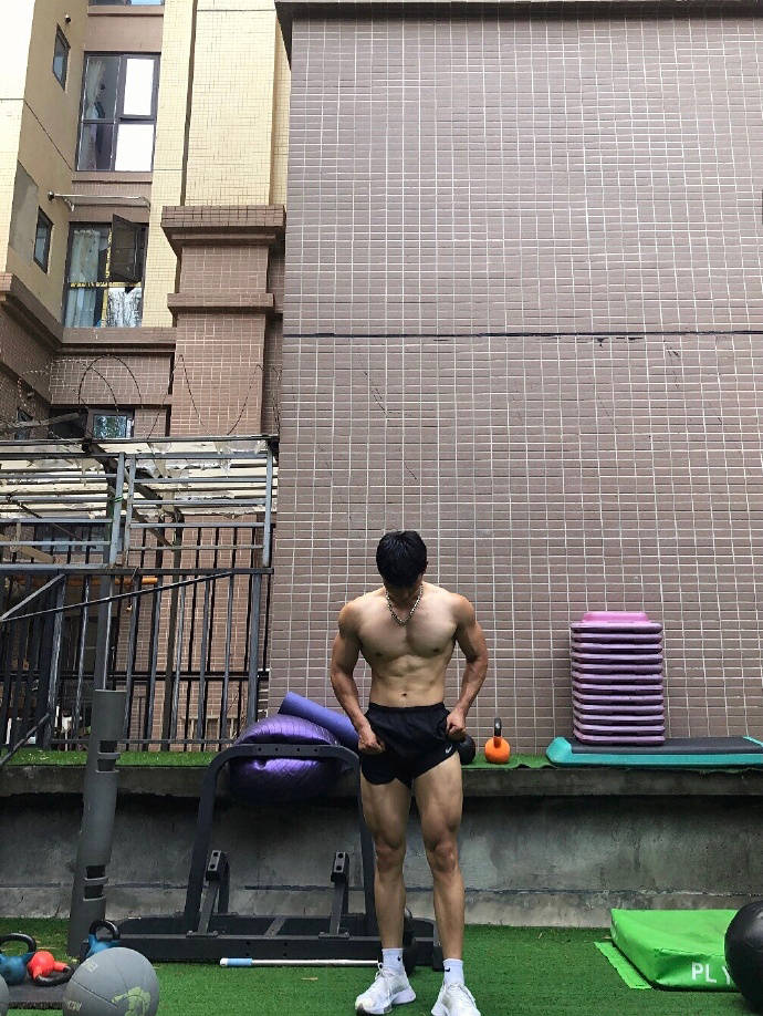 四川師范大學肌肉學霸，24歲健壯大長腿，這霸氣麒麟臂胸肌也太可了！ 健身減肥達人 第8张