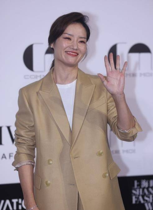 设计 李娜有女强人的气场，穿宽大西装套装不邋遢，骨子里的干练藏不住