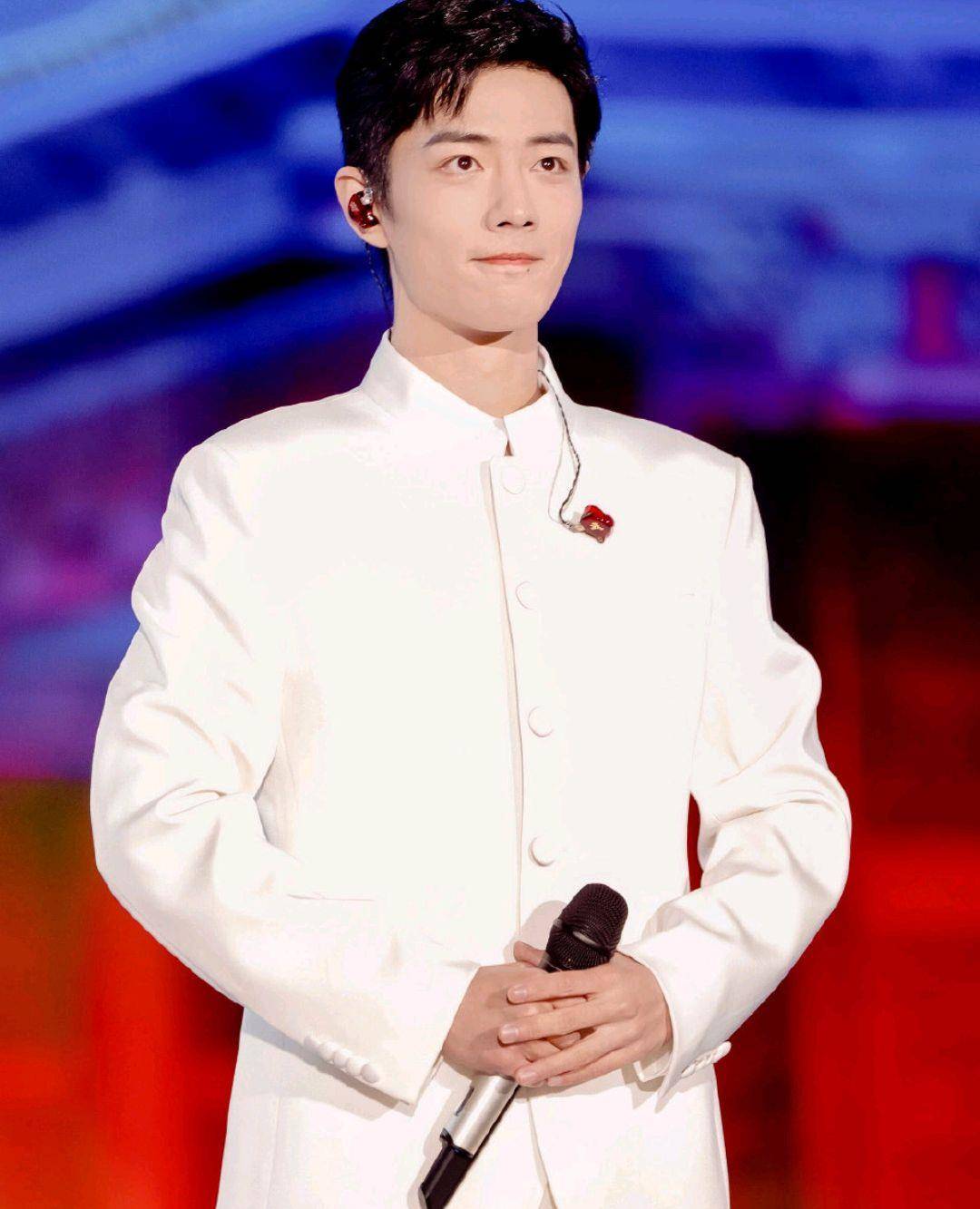 与成龙一起献唱中华力量,粉丝:好想戳肖战脸