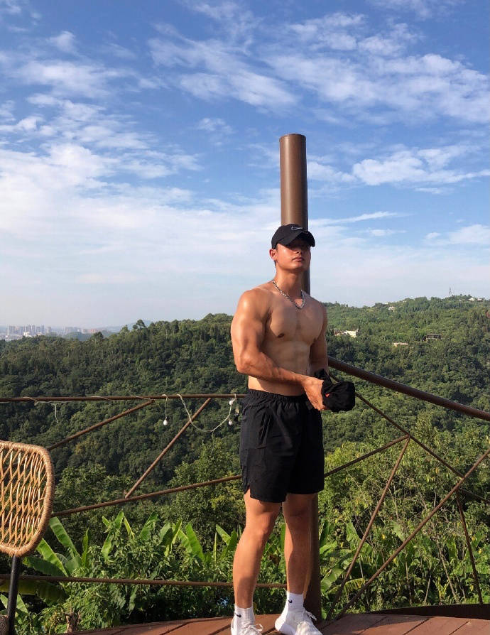四川師范大學肌肉學霸，24歲健壯大長腿，這霸氣麒麟臂胸肌也太可了！ 健身減肥達人 第3张