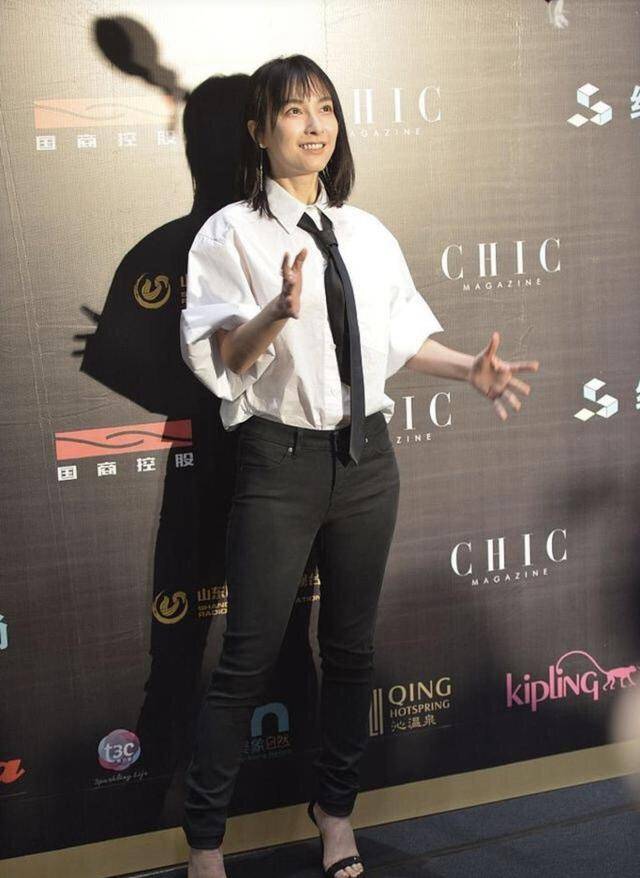 领带 吴昕越来越洋气了，穿白衬衫配黑色紧身长裤知性干练，领带好帅气