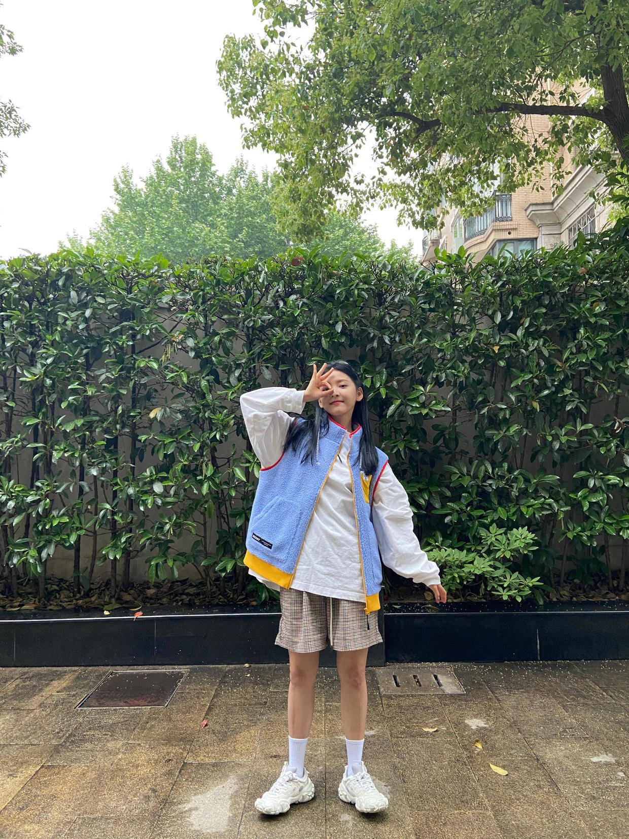 马尾 章若楠才是少女风代表，穿黑色泡泡袖皮裙出镜，扎双马尾又甜又欲