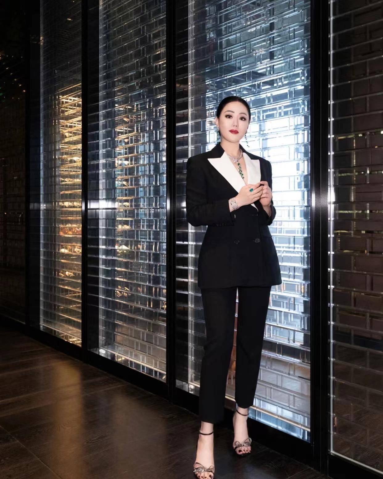 章小蕙的经典黑色系穿搭:蕾丝连衣裙充满女人味,鱼尾皮裙很高级