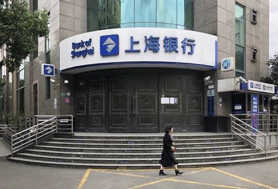 上海一大v嫌银行保安服务态度差怒取500万现金，年流水额近4亿
