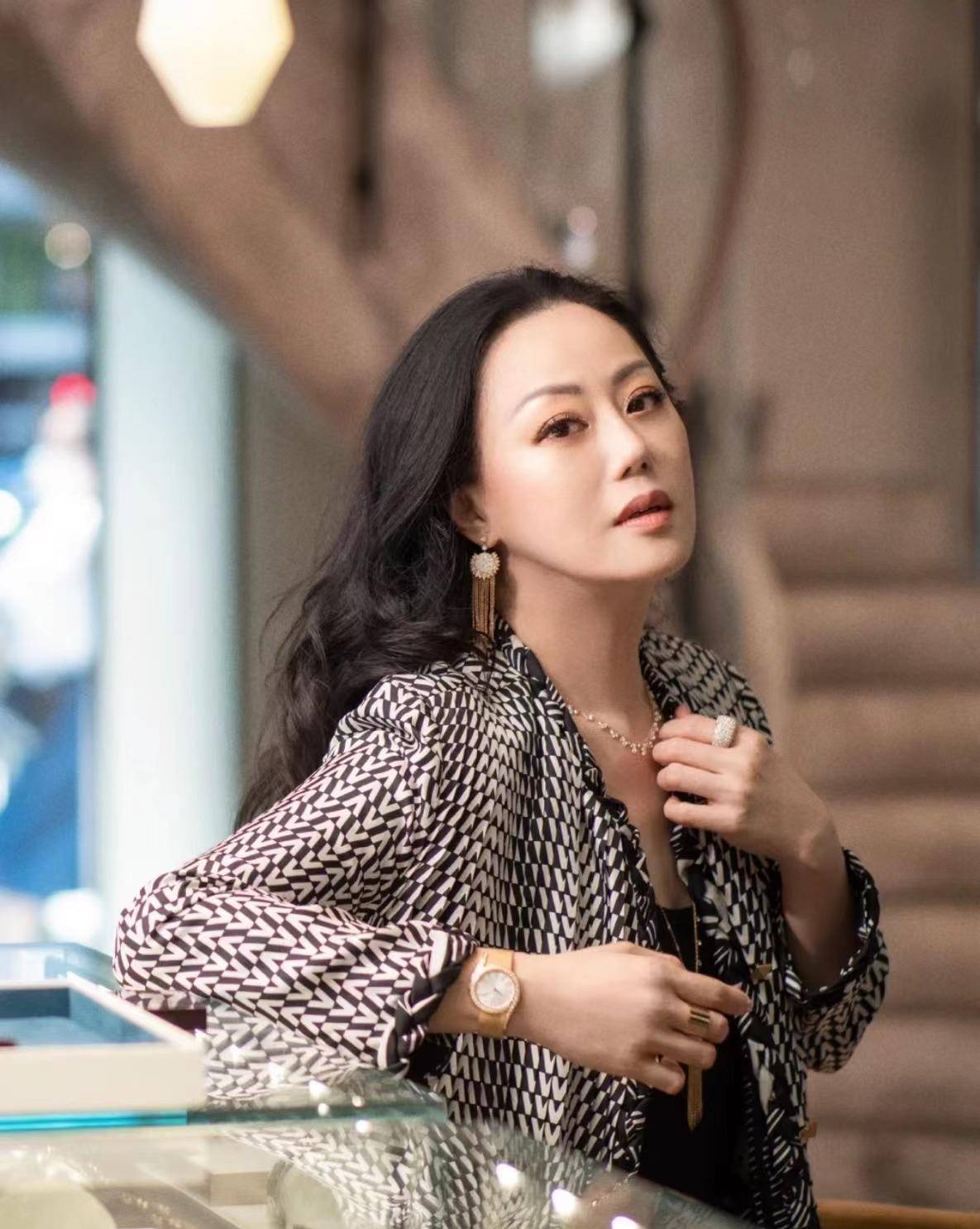 章小蕙的经典黑色系穿搭:蕾丝连衣裙充满女人味,鱼尾皮裙很高级