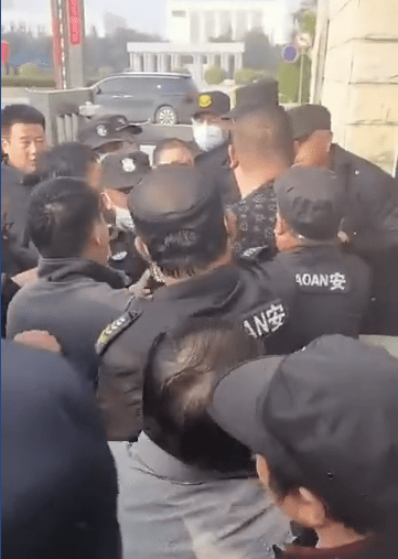 陕西服装工程学院工作人员求助：凌晨学校闯进150人(图2)