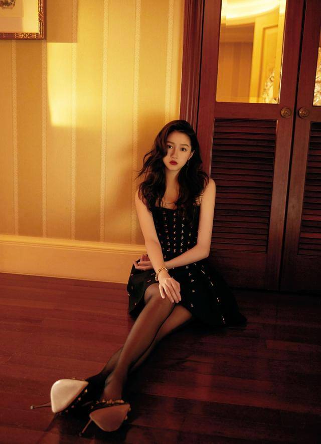 体型 关晓彤努力扮成熟,穿短裙配黑丝秀大长腿,这也太“撩”了