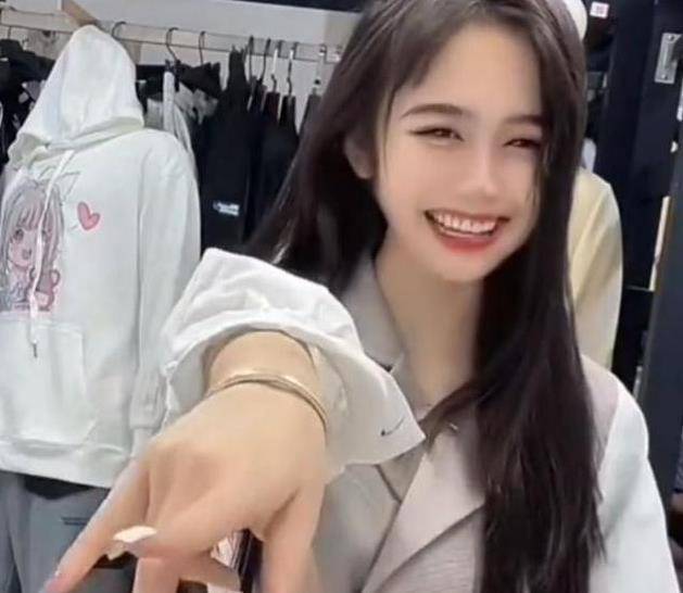 男儿身|萝莉网红安妮，靠骂人涨粉百万火遍全网，自曝“男儿身”惊呆众人