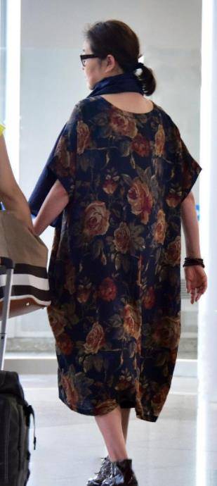 身材 倪萍穿印花裙配围巾，淡雅知性秀出成熟女人味，宽松却不臃肿