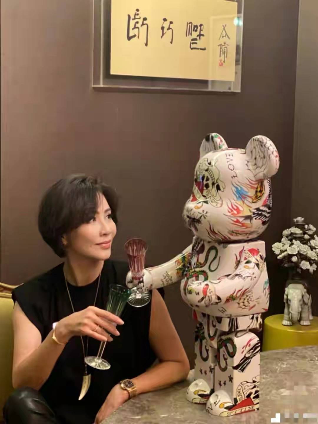 状态刘嘉玲嘴角凹陷颈纹深，这才是真实脸，不包装修图还没素人漂亮！