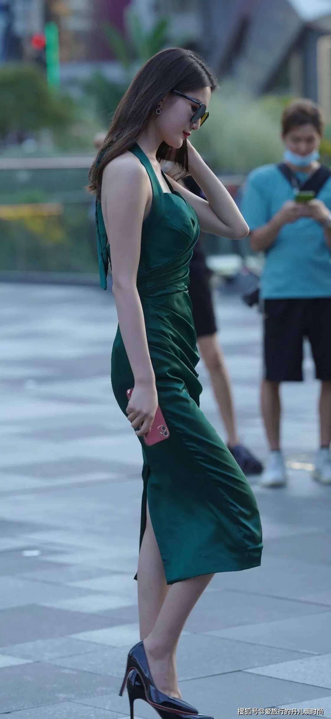 墨绿色 小姐姐一袭墨绿色吊带裙，气质满满，自带甜美少女感
