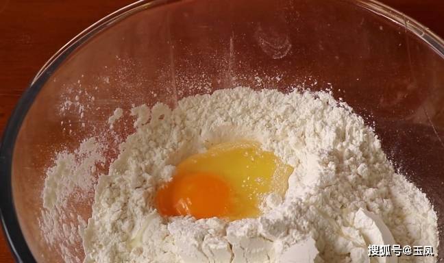 做法|1碗面粉1个鸡蛋，不用烤箱也能做面包，比蒸馒头简单，比蛋糕好吃