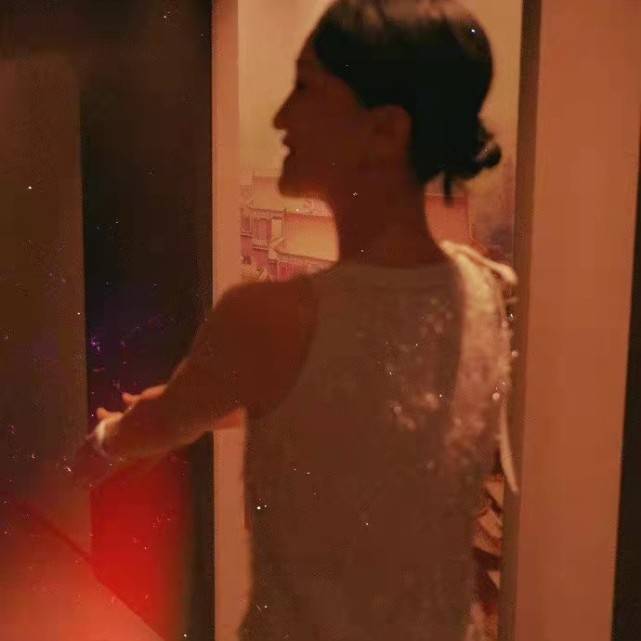 设计 周迅47岁生日写真美到我了！穿无袖裙秀身材，香奈儿长公主范十足