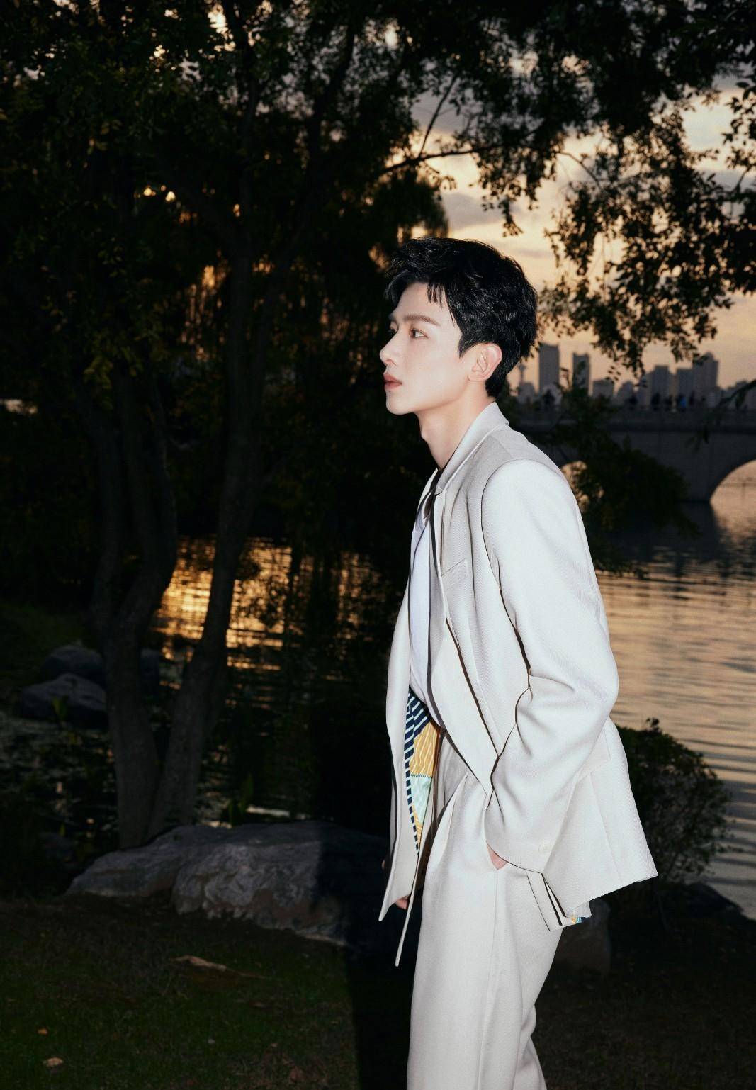 网友 白敬亭：号称柔情王子太瘦了？身穿灰白西服内搭无领衬衫出席活动