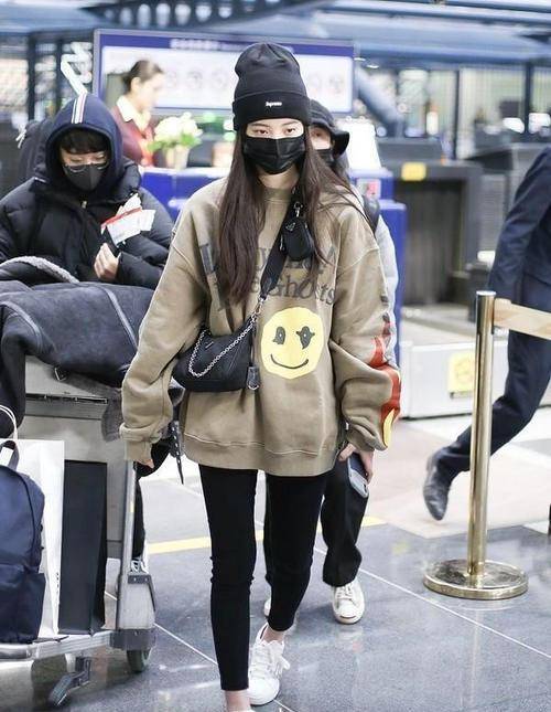 娜比 为了美拼了!欧阳娜娜冬天穿九分裤露脚踝,167身高还嫌腿不够长