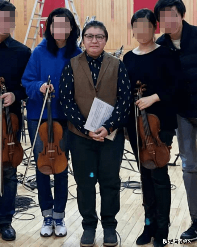 牛仔服 50岁韩红深夜现身酒吧！打扮浮夸派头十足，助理贴身跟随气场强大