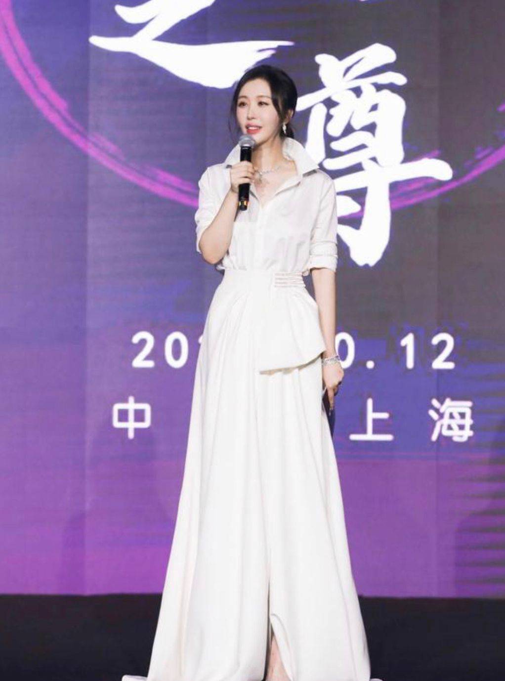 整体 田朴珺有“贵妇”气质,穿一袭白裙连鞋子都镶钻,一看就是阔太太