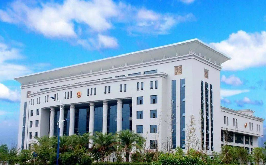 如城镇和市政局设施,州和联邦行政部门,广和法院设施,部委,议会,军事