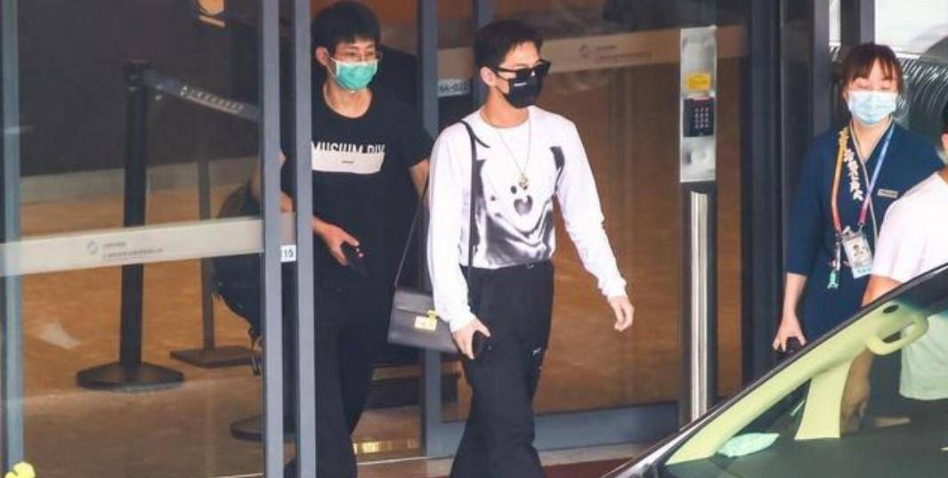 黑色 杨洋超短发搭配工装裤,还挺像霸道总裁,唯独背的女款包有点掉粉