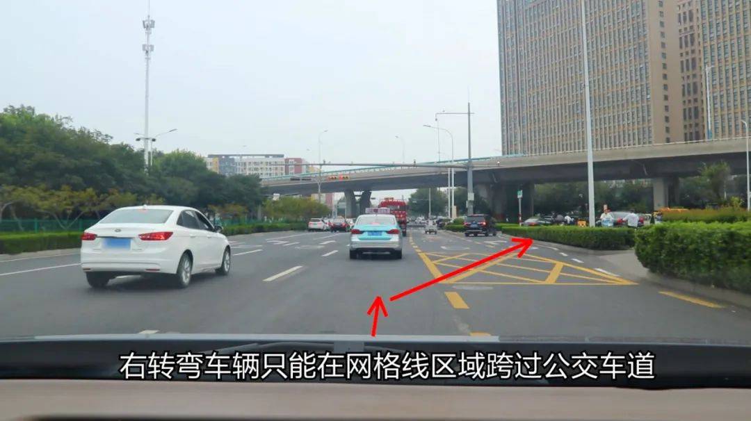 公交車道兩種不同借道方式,一個時間限制一個位置限制,不能搞錯