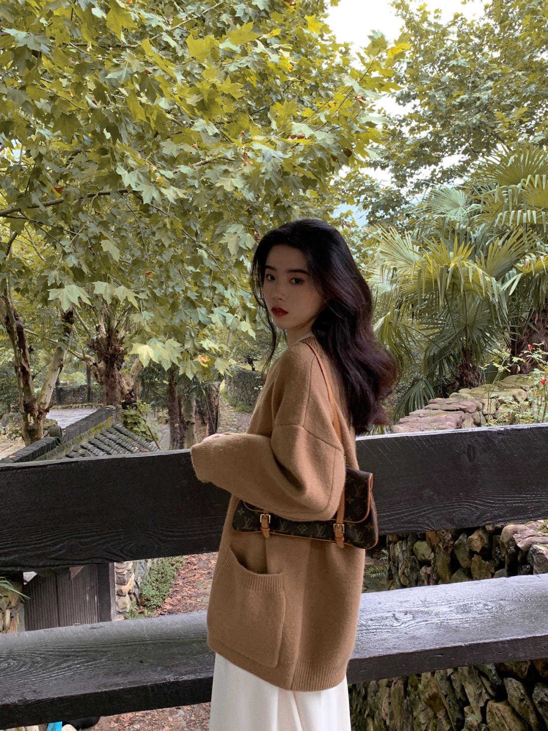 是属于 秋冬季节,针织衫还可以这样穿,保暖洋气又减龄,谁穿都好看