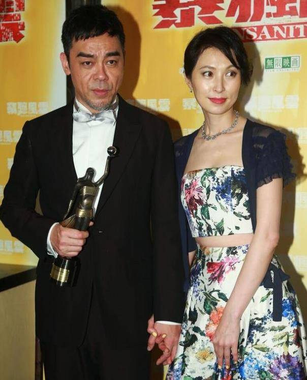 青春 54岁郭蔼明挺惊艳的，穿印花裙还有少女感，可想她年轻时有多美