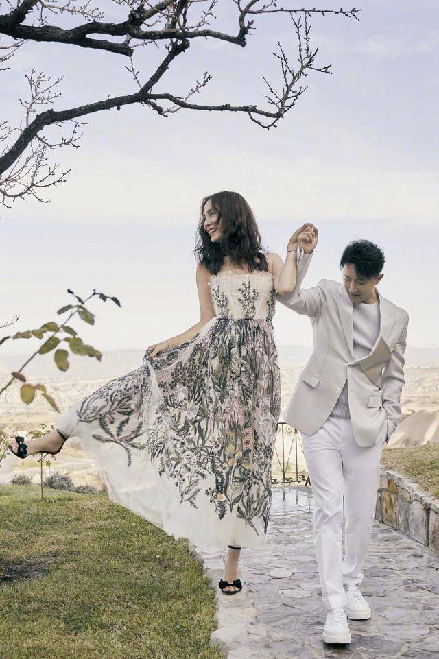 身材 卢靖姗长相精致，穿搭高调，一袭黑色连衣裙性感精致，高级感爆棚