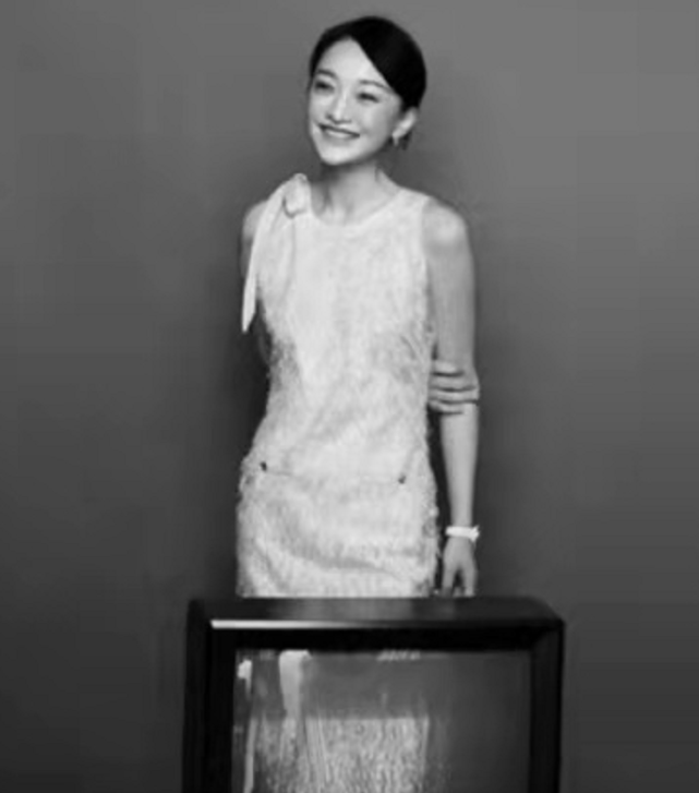 设计 周迅47岁生日写真美到我了！穿无袖裙秀身材，香奈儿长公主范十足