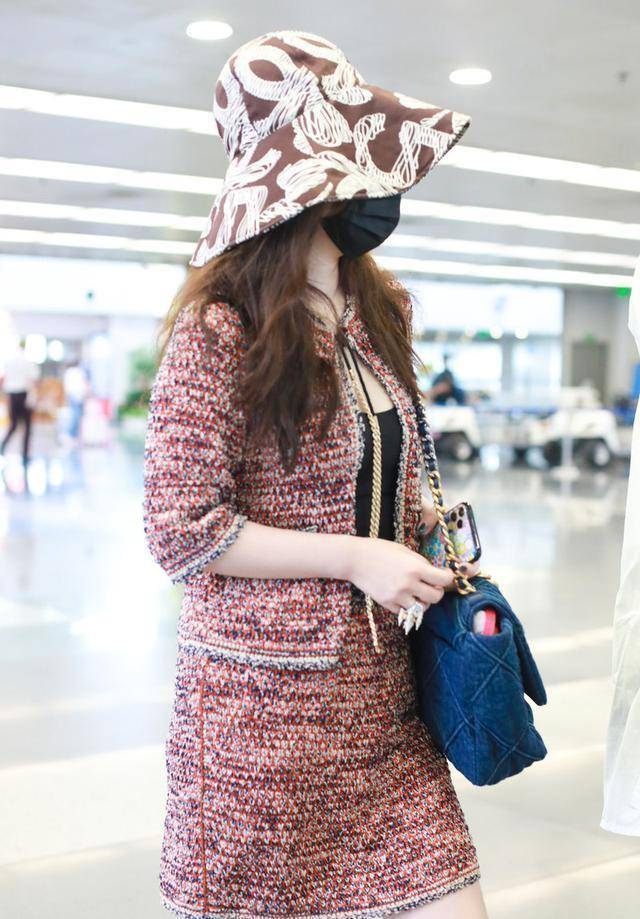 套装 霍思燕的时尚真难懂,小香风套装贵妇范十足,脚踩人字拖真接地气