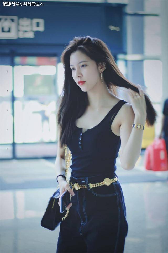 样式 宋妍霏再次挑战男友风，穿背心+牛仔裤走路都带风，简直帅到飞起