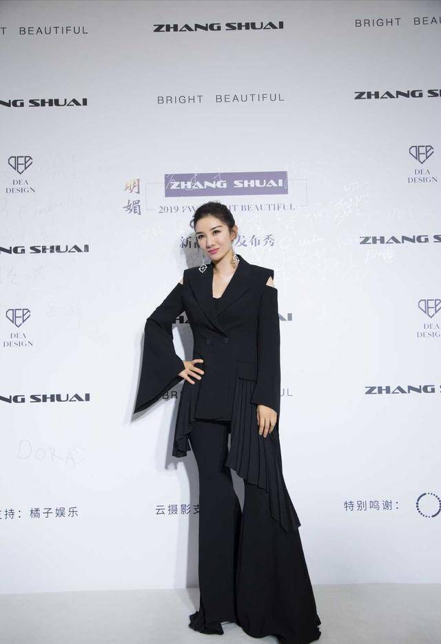 黄奕真 黄奕真“敢”穿,把印花图案连衣裙穿出了复古风,优雅大气