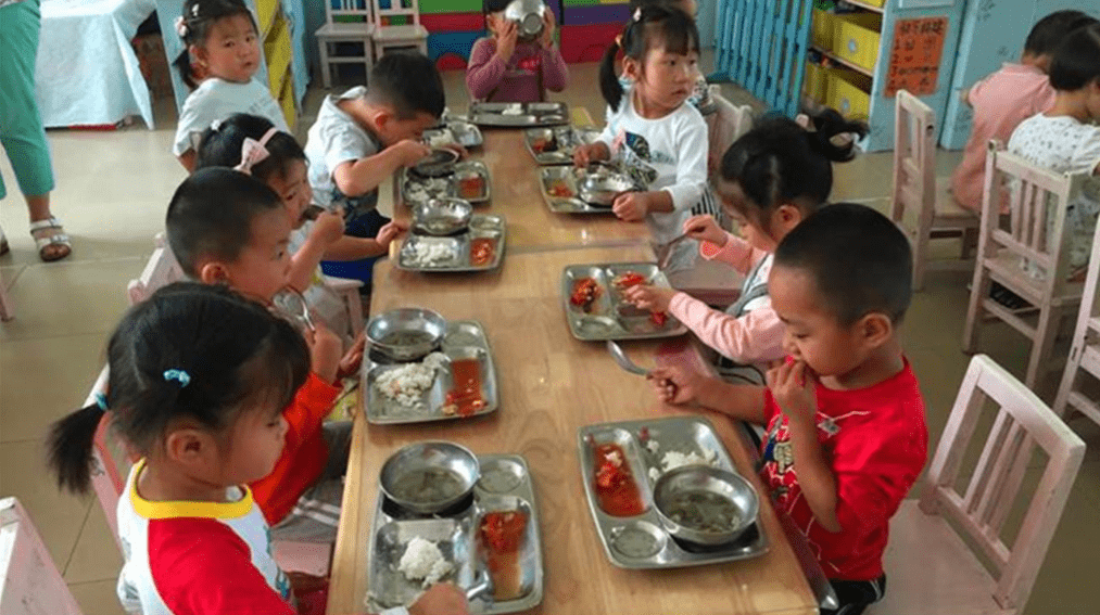 午餐|幼儿园老师晒学生午餐，家长眼尖发现“猫腻”，班级群“炸锅了”