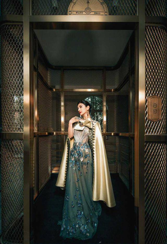 黄奕真 黄奕真“敢”穿,把印花图案连衣裙穿出了复古风,优雅大气