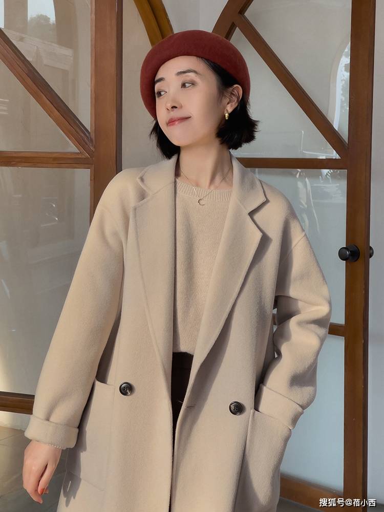 塑造出 秋冬大衣建议少穿黑白灰，试试这2种“高级色”，时髦又显气质