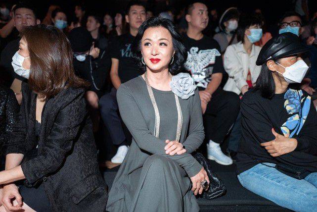 刺绣 金星长相看着有点“刻薄”，但打扮起来还挺美的，不愧是舞蹈家