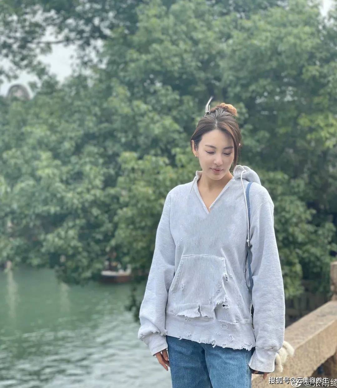 卫衣 张雨绮晒游客照,其貌不扬的卫衣竟然比美女的脸还“抢镜