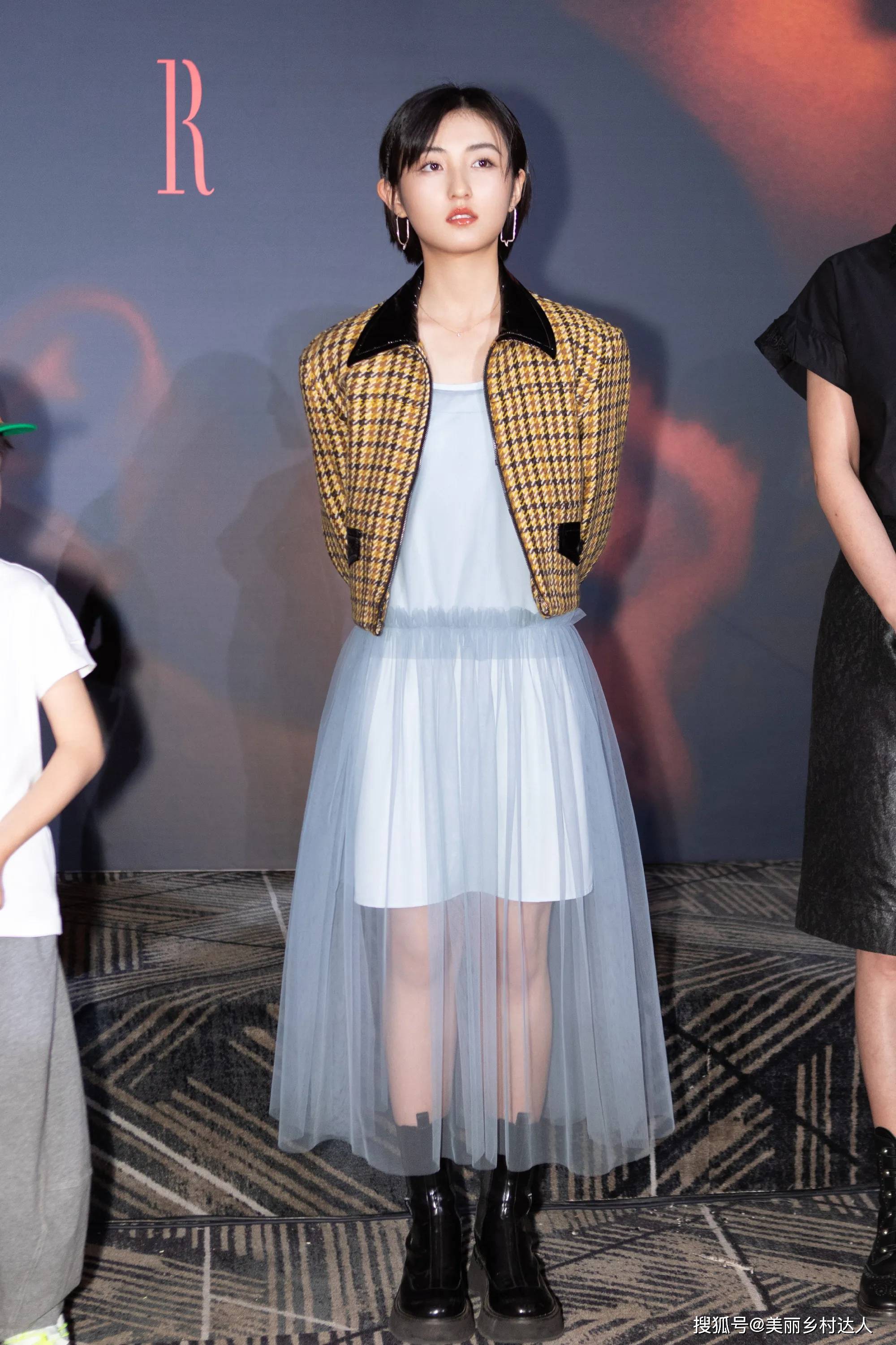 杨颖 张子枫格子夹克搭配网纱裙 变身修长妹妹.短外套又飒又显高