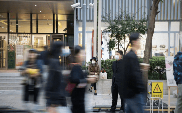 救助孙俪带儿女路边摆摊义卖，救助流浪动物获点赞，但商品定价惹争议