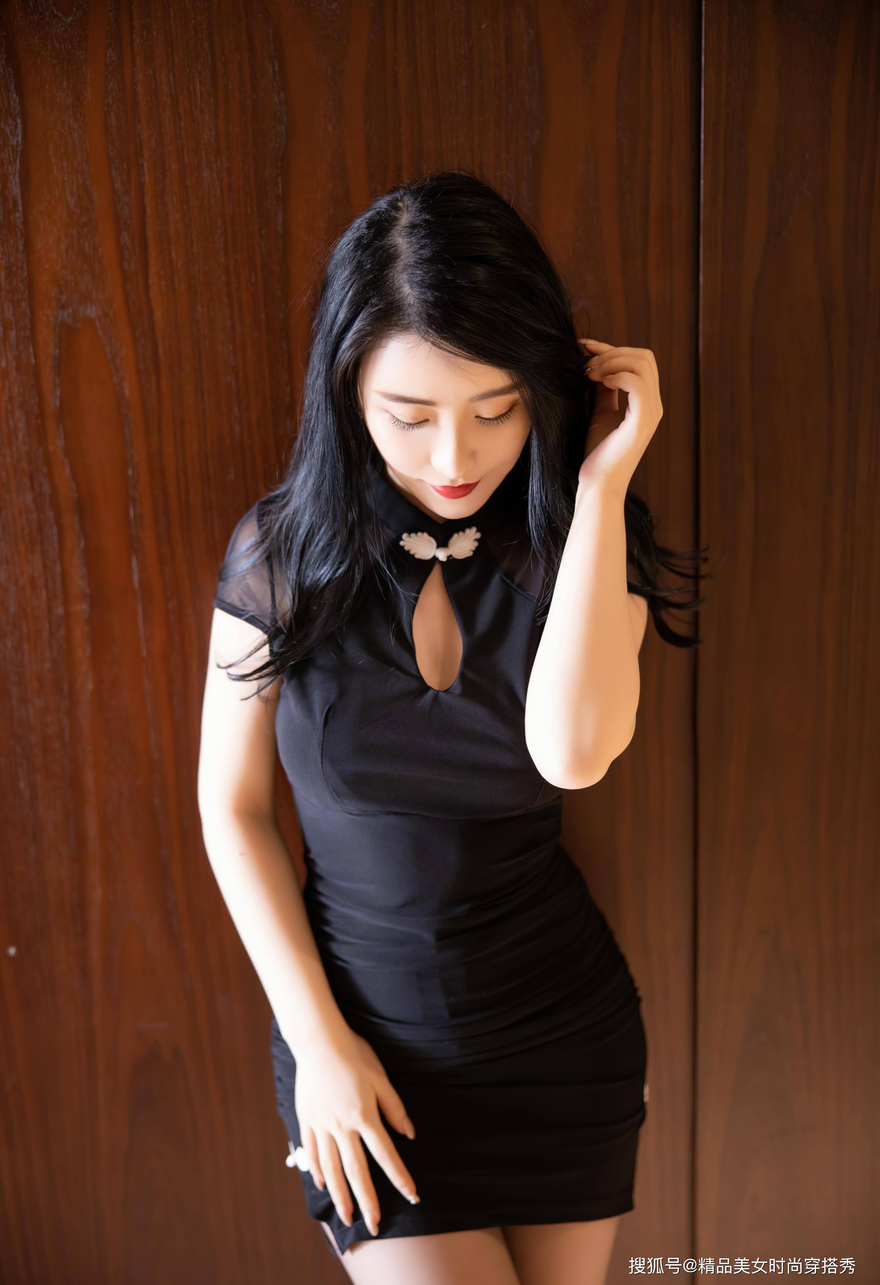 黑色 黑色连衣裙是很多妹纸们都喜欢的单品，其百搭经典的款式十分耐看