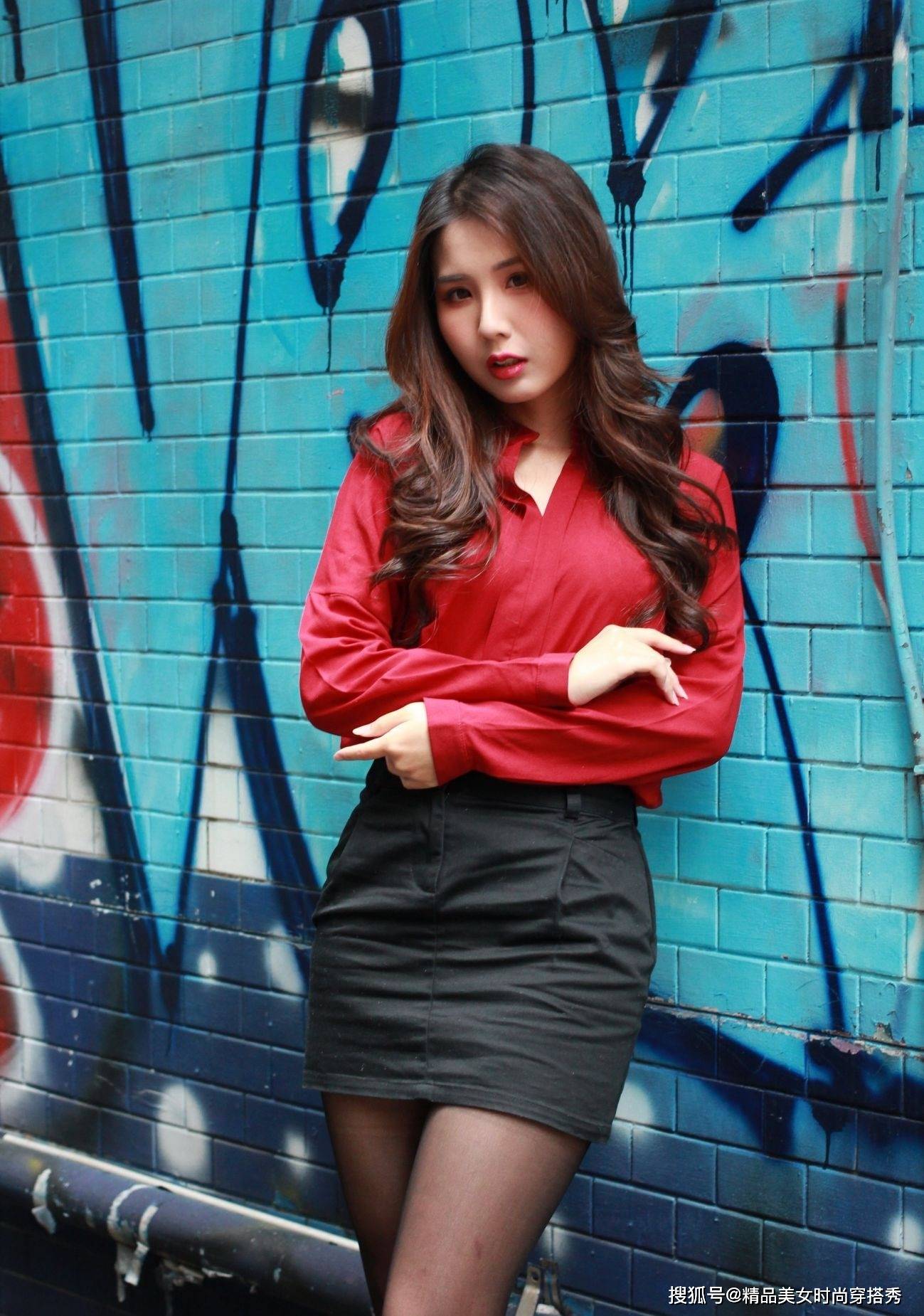 设计 红色衬衫搭配黑色包臀裙，优雅又知性，绽放女性魅力