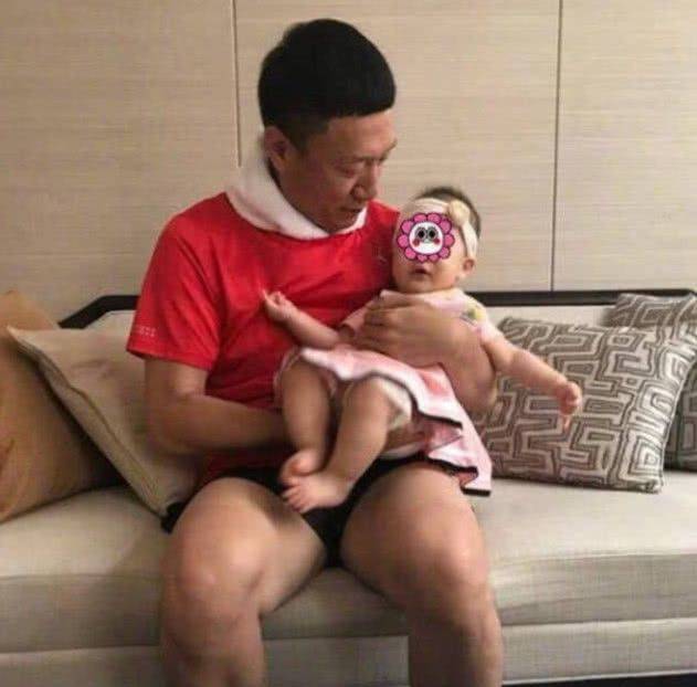 王骏迪 孙红雷带女儿逛街被拍，一双大长腿非常抢镜，遗传了妈妈的好基因