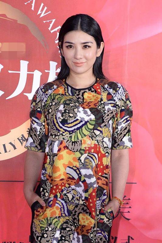 黄奕真 黄奕真“敢”穿,把印花图案连衣裙穿出了复古风,优雅大气