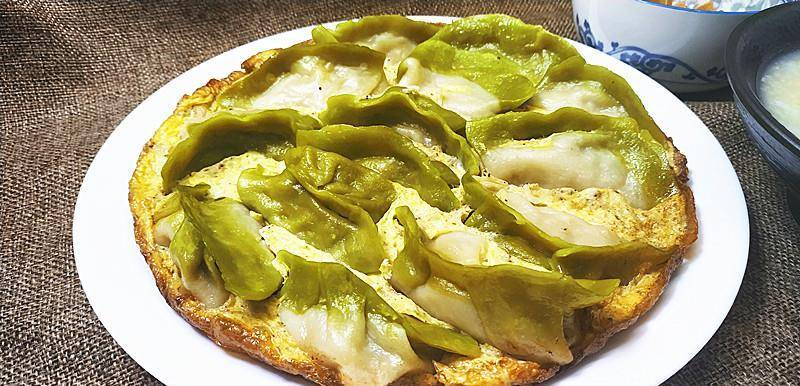 电饭煲|老师傅给孩子做的营养早餐，鸡蛋煎饺子，加上小米粥，好吃味美