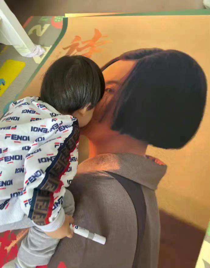 黑色 娱乐圈最新爆料，众多顶流在内，最新美照曝光，机场造型大瓜小瓜