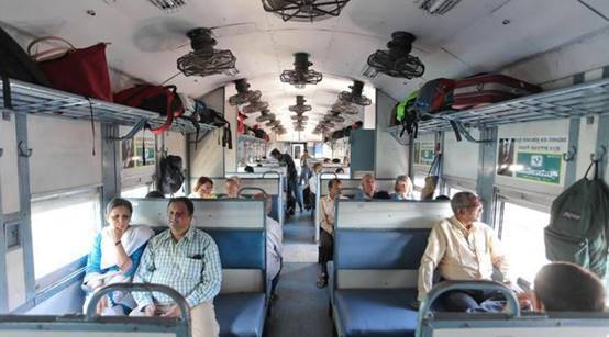 中国游客到印度旅游，搭乘火车时懵了：这真的是印度吗？