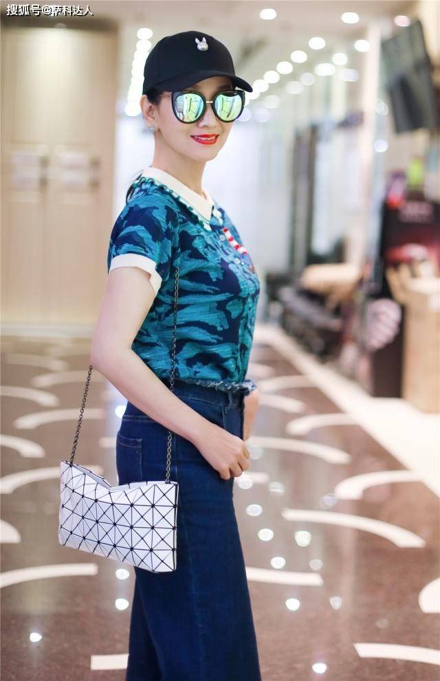 显得 65岁赵雅芝不长皱纹不发福，简单T恤都能穿出高级感，这气质绝了