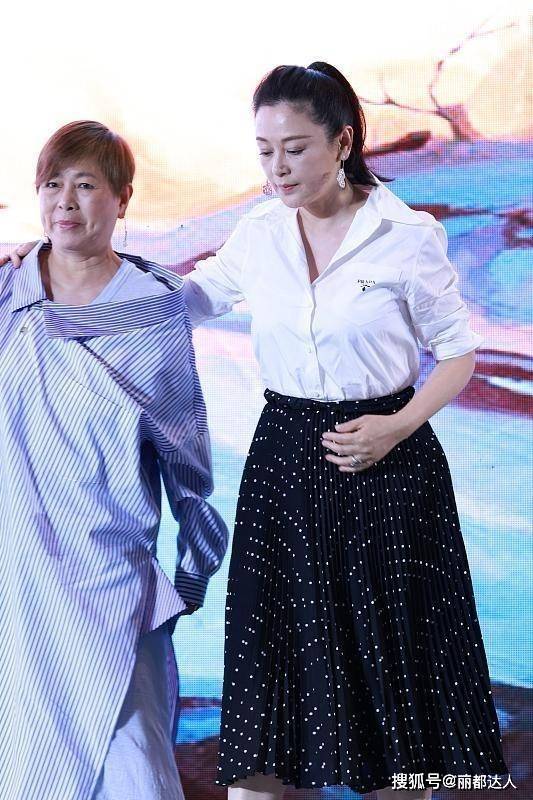 黑色 陈凯歌老婆“淡妆模样”太憔悴，穿得也挺素，但丰腴身材太吸睛